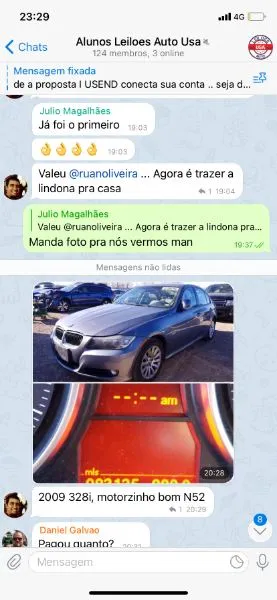 Cliente mostra o BMW 328i 2009 comprado no leilão, com a foto do painel e do hodômetro