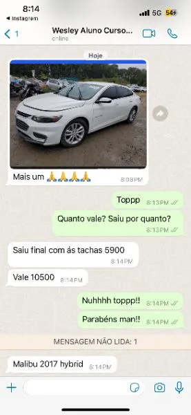 Cliente mostra o Chevrolet Malibu 2017 hybrid, que saiu por $5.900 com as taxas e vale $10.500