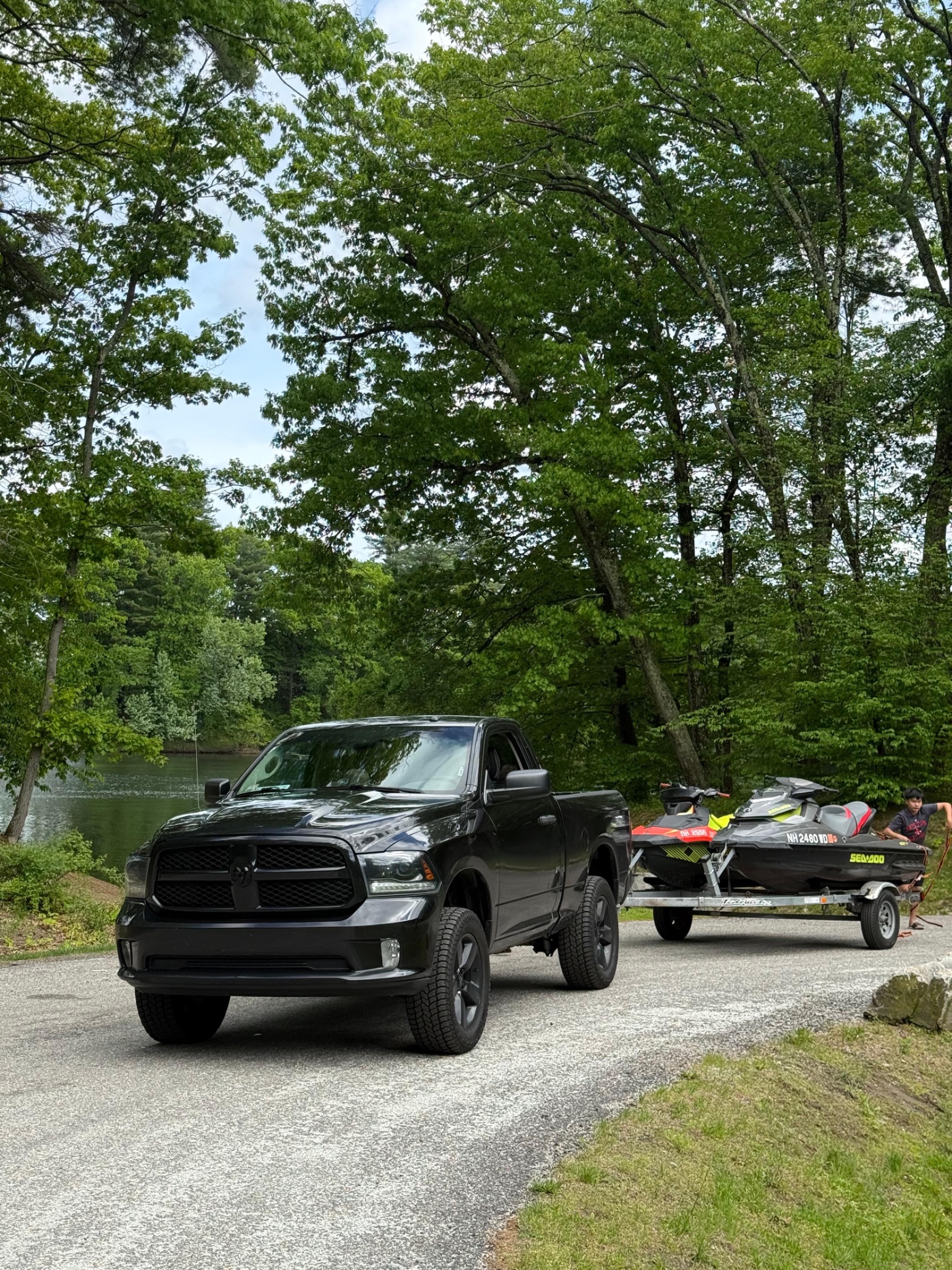 Dodge Ram 2014 preta do Allan rebocando dois jet skis