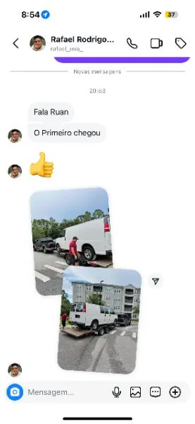 Cliente Rafael avisa que o primeiro carro chegou, com fotos de uma van branca de carga sendo entregue no reboque